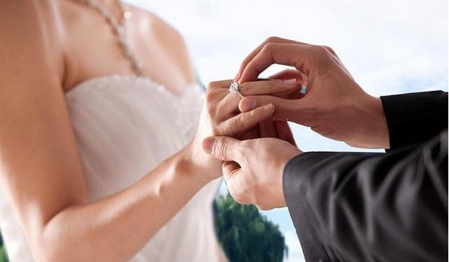 结婚戒指戴哪个手指？