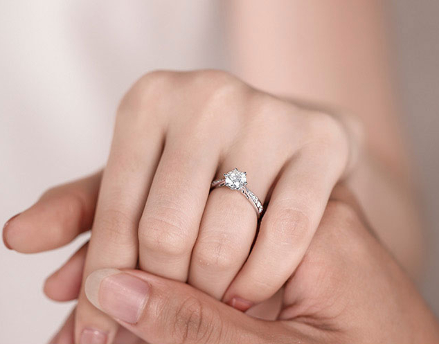 结婚买钻戒还是金戒指？